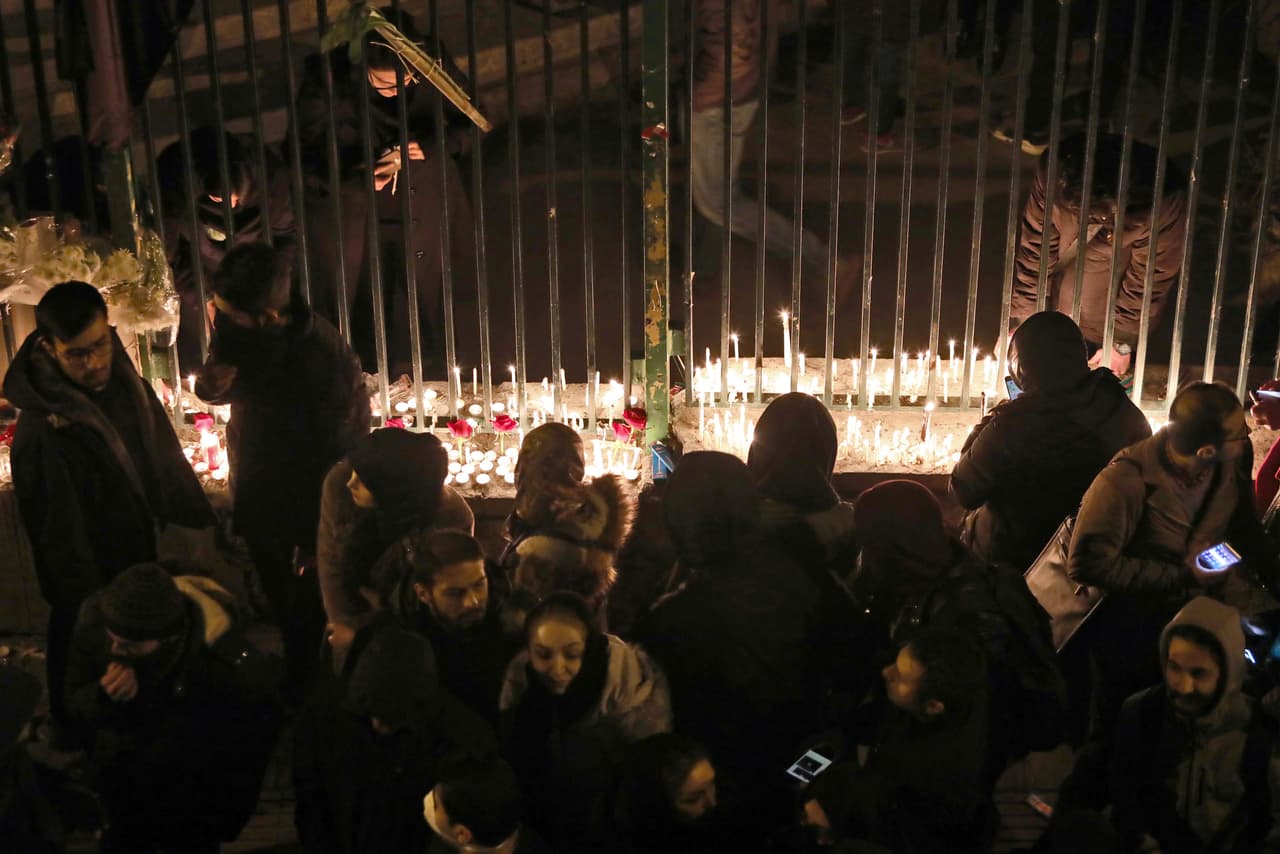 En un movimiento muy inusual, la televisión estatal mencionó la protesta, informando que los estudiantes gritaron consignas "contra el régimen".
