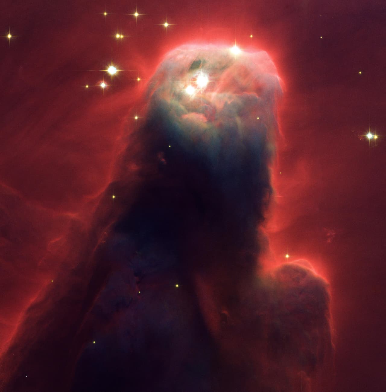 <b>Cono Nebulosa (2002). </b>Un pilar de gas y polvo formador de estrellas. Este pilar gigante está en una turbulenta región de formación estelar. La altura de este pilar equivale a 23 millones de viajes de ida y vuelta a la Luna. Con el tiempo, la erosión de la luz solo dejará las regiones más densas, donde se pueden formar estrellas y planetas.