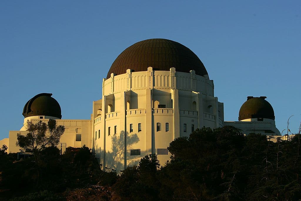 <b>Griffith Observatory</b>: Explora galaxias lejanas y conoce más sobre los misterios de los cosmos en una de las atracciones más famosas de Los Ángeles. Las entradas generales son gratis, pero los mayores de edad deben pagar $7 para entrar al planetario. 2800 E Observatory Avenue | Los Angeles, CA 90027 | (213) 473-0800