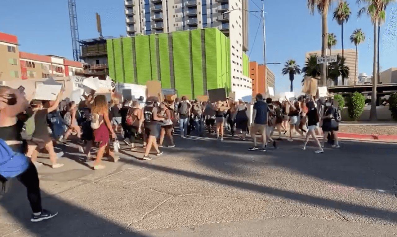 De cada esquina decenas y decenas de personas se unían a la protesta superando al día anterior.
<br>