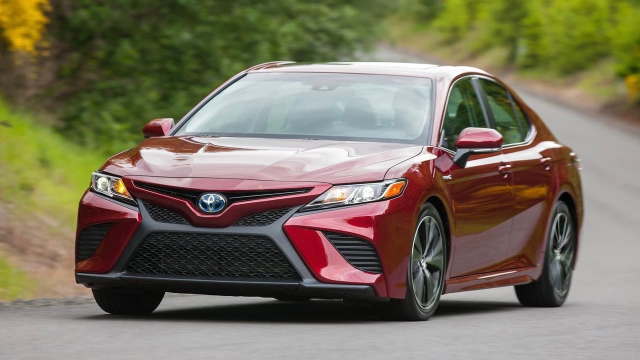 <h3 class="cms-H3-H3">4. Toyota Camry</h3>
<br>El 
<b>sedán más vendido en Estados Unidos</b> logró solo el cuarto lugar de esta que de ahora en adelante está compuesta solo de sedanes. El Camry fue rediseñado totalmente en 2018, cuando su precio inicial fue de 23,495 dólares precio que se mantiene para 2019.