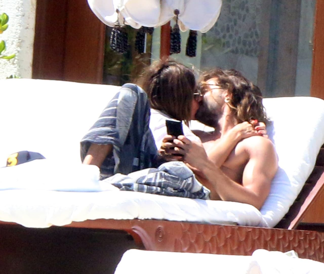 Este lunes dejó ver lo enamorada que está de Kaulitz, quien no dejó de besarla durante la estadía.