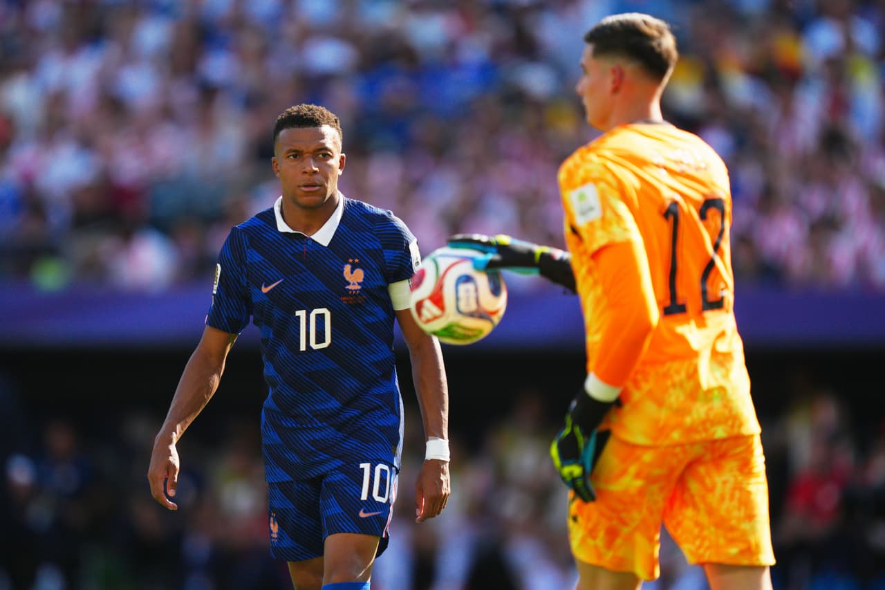 Orlando Gill, guardameta paraguayo, mantiene el balón en sus manos frente a Mbappe.