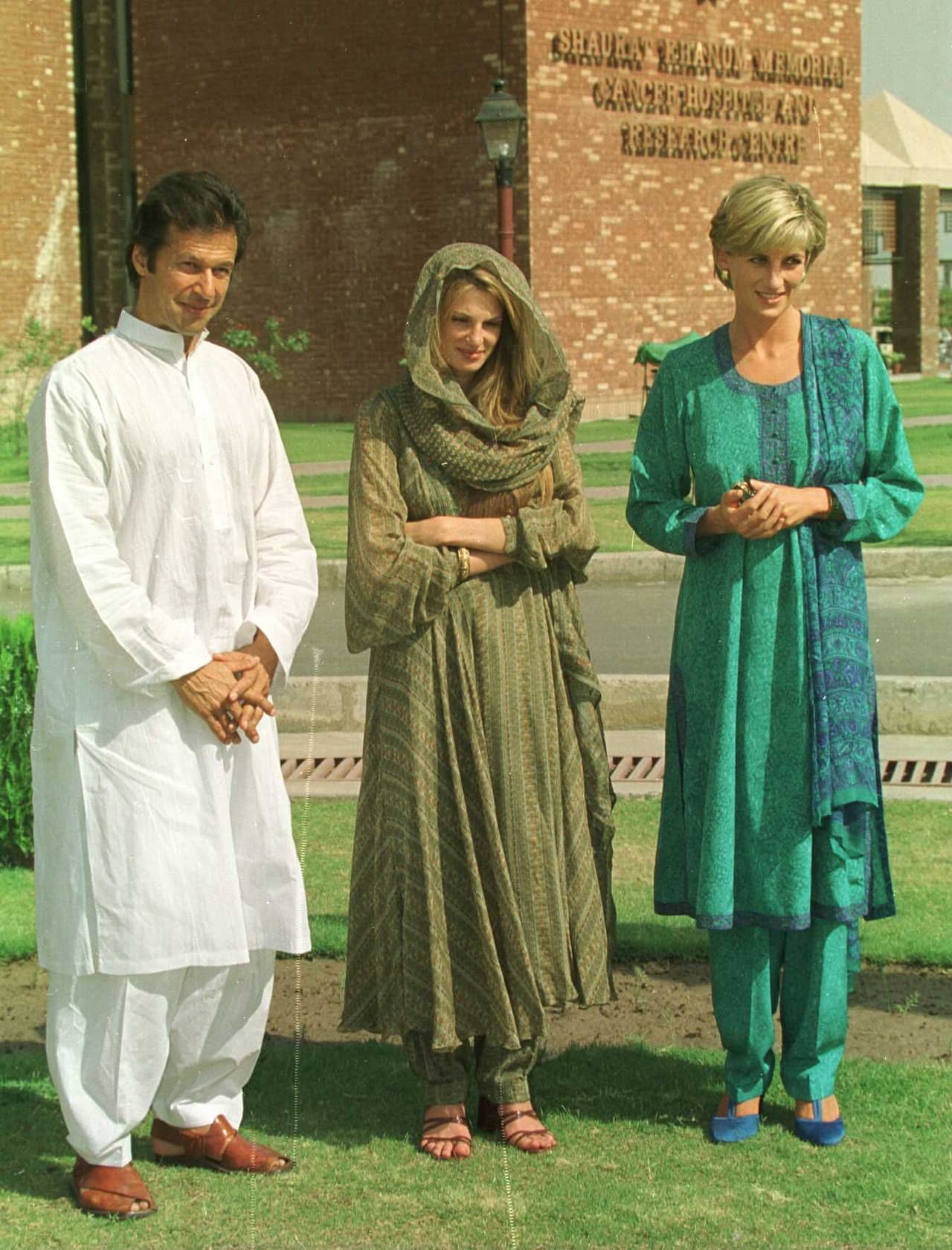 Khan, que antes de ser primer ministro de Pakistán era
<b> jugador de críquet</b>, fue parte de los anfitriones que recibieron a Lady Diana en Lahore, Pakistán, en febrero de 1996, un año y medio antes de que ella perdiera la vida 
<b><a href="https://www.univision.com/entretenimiento/huyendo-se-le-atraveso-la-muerte-asi-fueron-las-ultimas-horas-de-diana-la-princesa-del-pueblo">en un trágico accidente en París.</a></b>