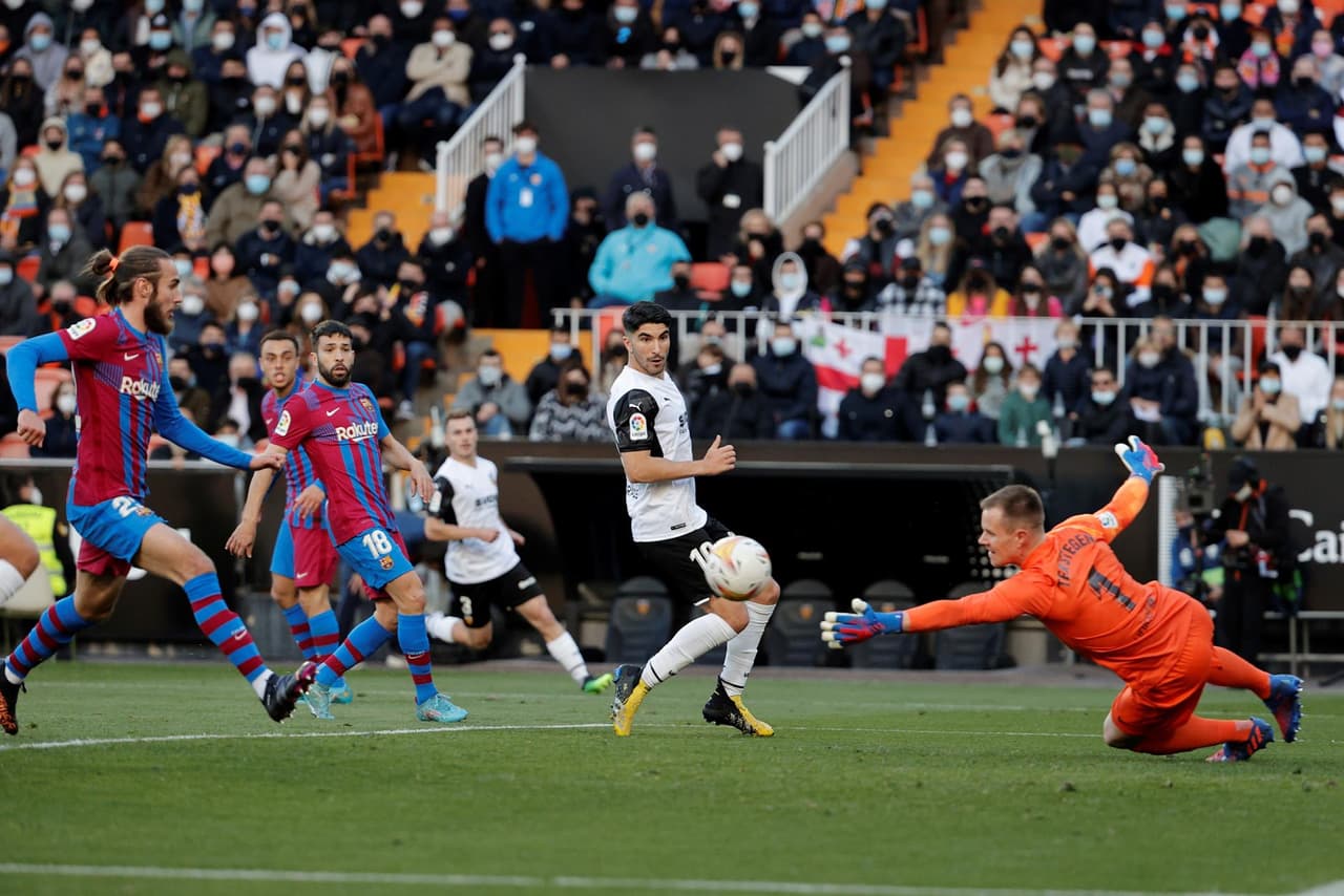Barcelona golea a Valencia 4-1 durante la J25 en La Liga. Pierre Emerick Aubameyang se lució en su primer partido con la escuadra culé y anotó doblete, Frenkie de Jong sumó uno al 32' y Pedri, con golazo, hizo el cuarto gol de la tarde al 63'. Para el contrario descontó Carlos Soler al 52'.