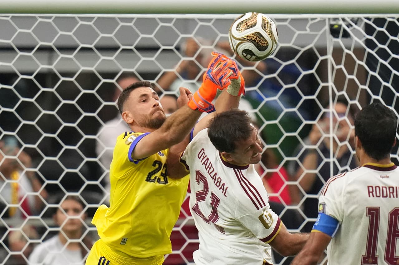 El portero de España, Unai Simón (23), desvía un intento de gol mientras Mikel Oyarzábal (21), también de España, colabora en la defensa durante el partido de semifinales de la Copa del Mundo entre Francia y España en Arlington, Texas, cerca de Dallas, el martes 14 de julio de 2026.