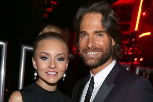 ¡Uff! Santiago tiene a papás muy guapos y talentosos.