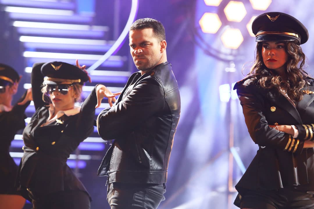 Aunque se comprometió completamente con el número, tuvo que bailar una segunda ronda.