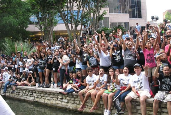 Photos: Spurs Championship Parade 2014 Barges