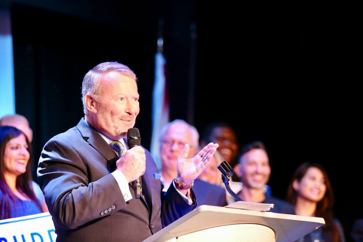 Conoce más sobre Dyer y sus propuestas, 
<b><a href="https://buddyfororlando.com/" target="_blank">aquí</a></b>.