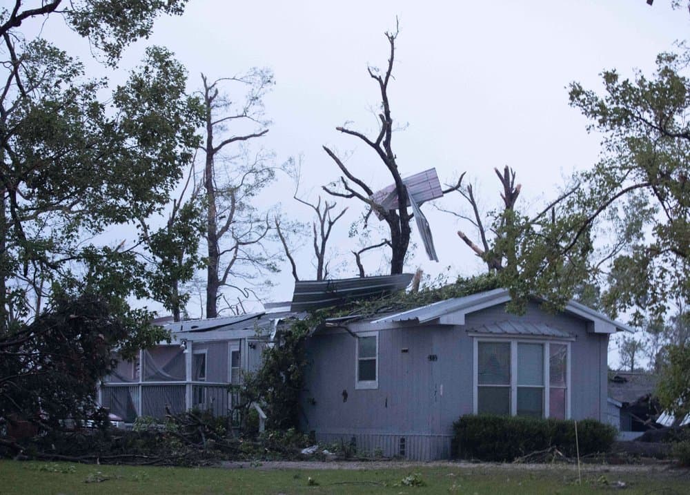 Una vivenda destrozada tras el paso de un aparente tornado en Onalaska, al sur de Texas.