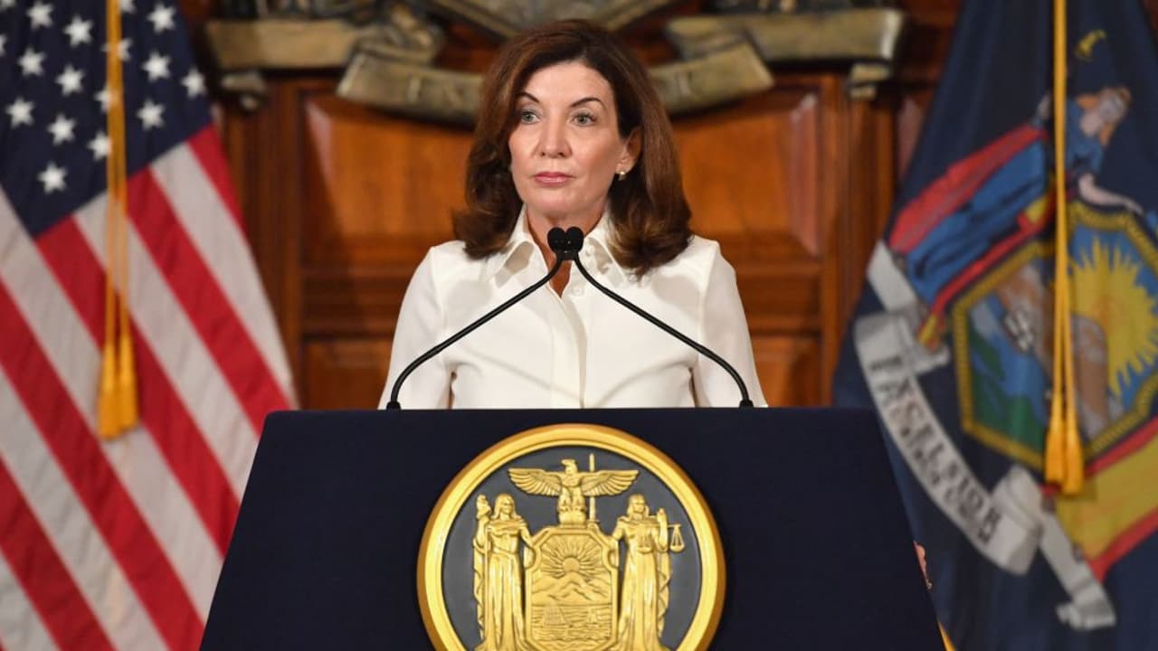Kathy Hochul dice que los casos diarios de covid-19 cayeron un 47% esta semana en Nueva York