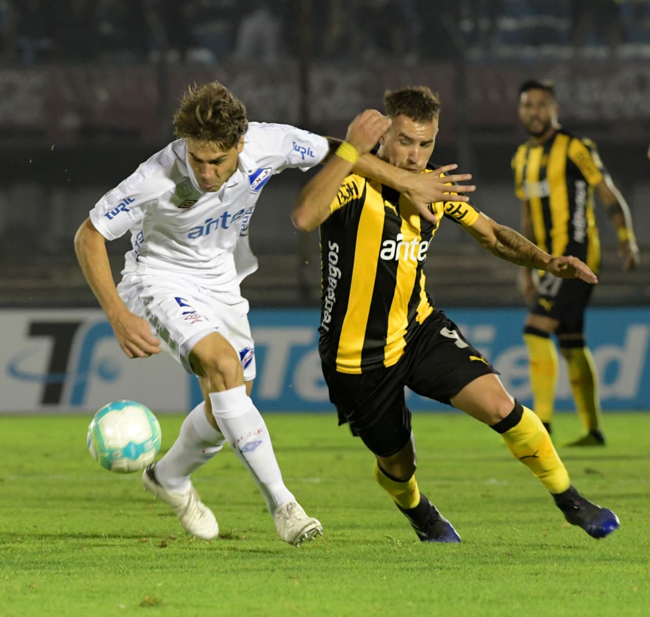 <b>Nacional vs. Peñarol</b>: el clásico del fútbol uruguayo, entre criollos e inmigrantes que divide a Montevideo en dos. Más de un siglo de rivalidad que se siente en cada enfrentamiento. Peñarol ha ganado 192 partidos, Nacional 179 y 169 veces han empatado. Peñarol tiene 49 títulos de Liga, mientras que Nacional tiene 46.