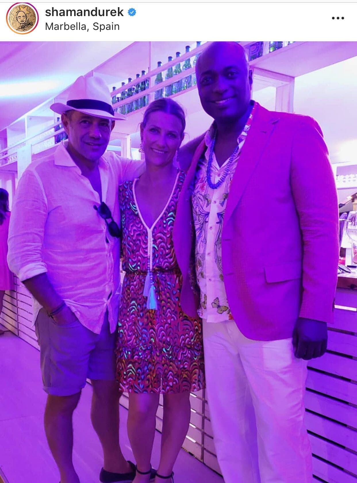 En la publicación, el chamán dejó una nota de agradecimiento al actor español: 
<b><a href="https://www.univision.com/shows/despierta-america/tengo-mucha-suerte-con-nicole-las-confesiones-de-antonio-banderas-durante-su-paso-por-el-miami-fashion-week-video" target="_blank">"Gracias Antonio Banderas</a></b> por ser anfitrión de mi novia y de mí en tu hermosa casa con tus hermosos amigos".