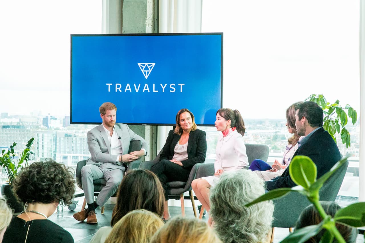 "La pregunta es 
<b><a href="https://www.univision.com/famosos/tras-separarse-de-william-y-kate-meghan-y-harry-estrenan-fundacion-con-un-nombre-familiar-fotos" target="_blank">qué hacemos para equilibrarlo</a></b>", comentó.