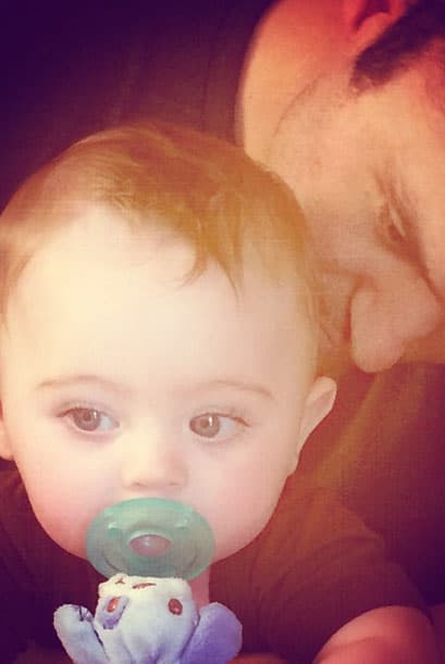 Mostrando lo cariñoso y tierno que es con cada uno de ellos.