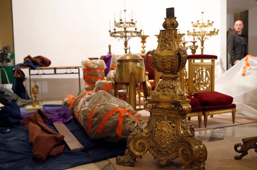 Entre las obras que se han salvado de las llamas hay un gran número de objetos (como se ve en la imagen) que fueron trasladados al ayuntamiento de París, situado cruzando el Sena desde la isla