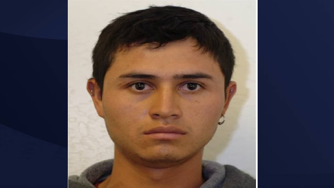 Juan García Díaz, de 38 años, quien es buscado por homicidio. es descrito como hispano, mide 6 pies, pesa 160 libras y tiene cabello negro y ojos color café. Llame al 480- 837-8446 si tiene información. Hay una recompensa de $10,000.
<br>