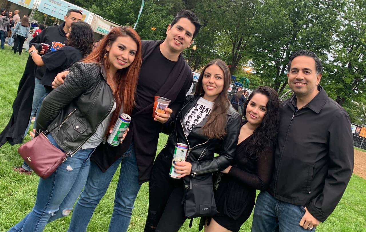 Este grupo de amigos llegaron a Ruido Fest temprano para disfrutar del evento.