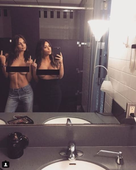 De hecho Kim contagió de su fiebre 
<i>topless </i>a la modelo Emily Ratajkowski y así posaron juntas frente al espejo.