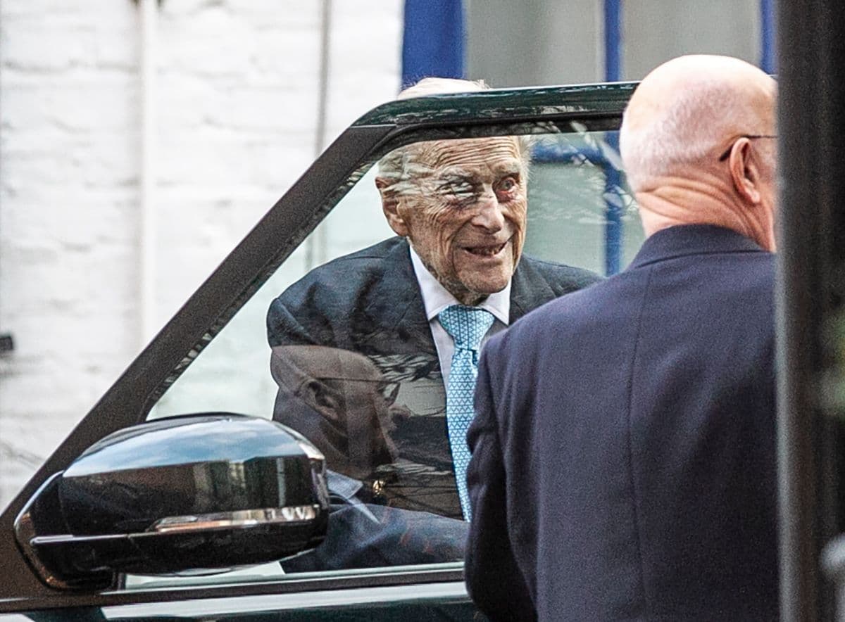 De esta forma, el duque de Edimburgo pudo 
<b><a href="https://www.univision.com/local/nueva-york-wxtv/cuando-quitar-la-decoracion-de-navidad-la-reina-isabel-tiene-su-propia-tradicion" target="_blank">cumplir una vieja tradición navideña</a></b> que tiene orígenes alemanes.