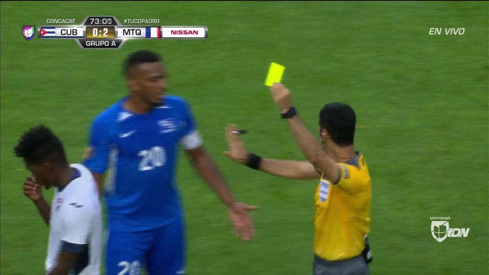 Tarjeta amarilla. El árbitro amonesta a Erick Rizo de Cuba