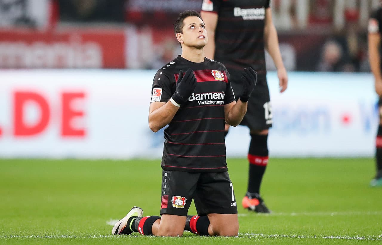 Javier 'Chicharito' Hernández es notorio no sólo por su gran habilidad en la cancha, sino también porque antes de cada partido se asegura de rezar con las manos hacia el cielo.