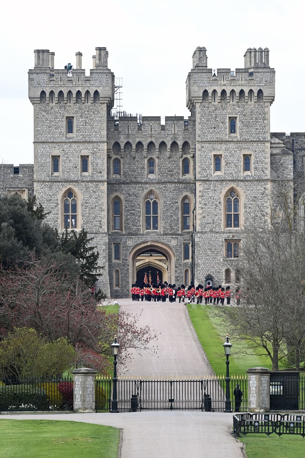 Las 30 personas incluídas en el servicio son todos los hijos y nietos de Philip, sus cónyuges y parientes cercanos, incluido el hijo de la princesa Margarita, el conde de Snowdon. La única no familiar que forma parte del grupo es la condesa Mountbatten de Birmania, Penny Knatchbull.