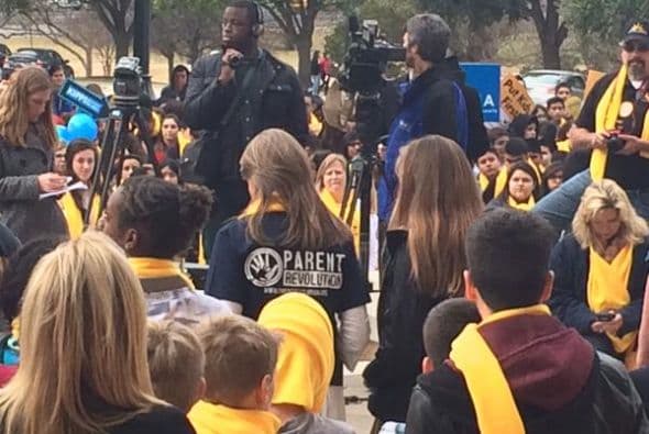 Miles de promotores de la campaña “Texas School Choice” marcharon este jueves para expresar la importancia de tener mejores opciones educativas. (Foto: Twitter)