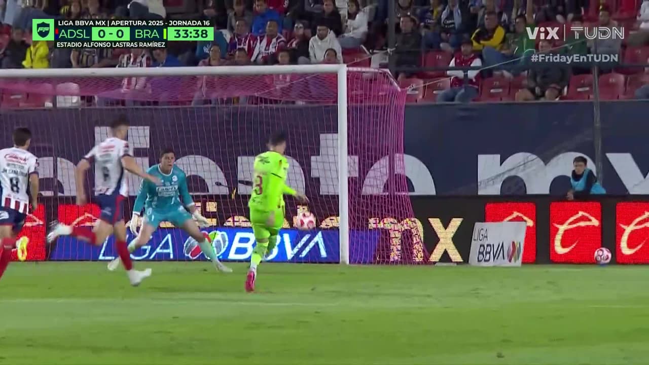 ¡Revienta el poste! Guilherme fusila a Sánchez y el metal evita el gol