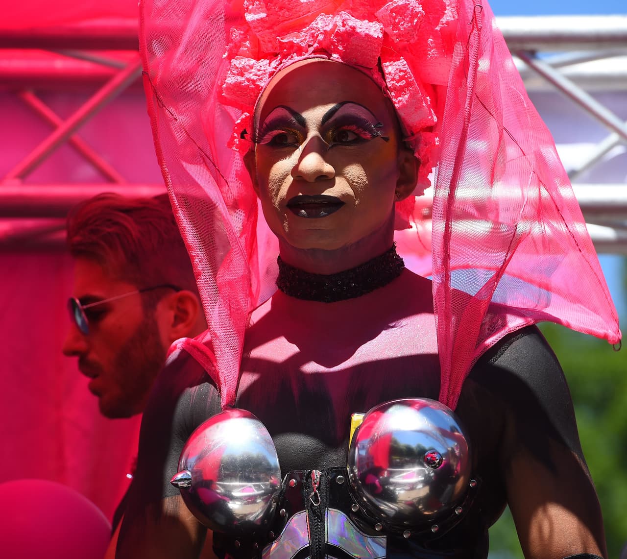 En Francia también celebraron el día. Un grupo de drag queens, gays y activistas de derechos civiles marcharon en la ciudad de Estrasburgo.