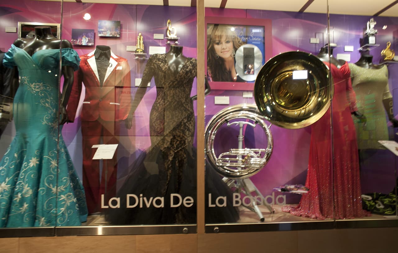 Los vestidos con colas españolas, flores bordadas y encajes inmortalizaron el estilo de la 'Diva de la Banda' sobre el escenario. En el museo estará expuesta su indumentaria, con los modelos que la cantante uso en sus conciertos, galas, alfombras rojas y premiaciones.