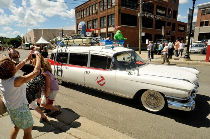 <b>Ecto-1, el Cadillac Fleetwood de Ghostbusters</b>
<br>
<br>
<b>Ecto-1</b> es el nombre del vistoso vehículo que llevaba a los cazadores de fantasmas por las caóticas calles del Nueva York de 1984. En realidad, se trataba de una ambulancia Cadillac de 1959 altamente modificada para lucir apta para las labores de atrapar entidades del más allá.