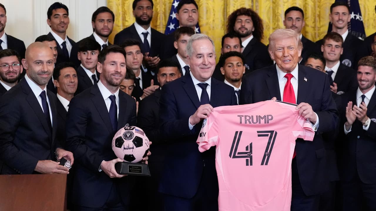 Inter Miami entrega camiseta rosa y balón a Trump en la Casa Blanca