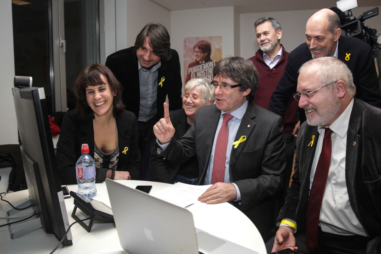 Los partidos separatistas catalanes, liderados por el depuesto presidente
<b>Carles Puigdemont <a href="https://www.univision.com/shows/noticiero-univision/referendum-de-independencia-en-cataluna-termina-con-cientos-de-heridos-por-la-actuacion-policial-video">proclamaron de forma fallida una república independiente</a></b>, lo que dio pie a una de las peores crisis políticas de España.