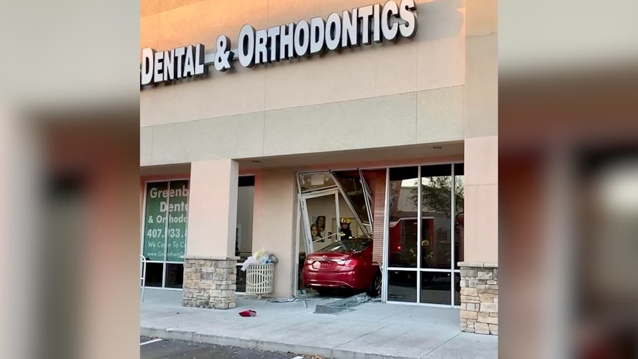 Automóvil se impacta contra fachada de consultorio dental en el condado de Osceola; nadie resultó herido 