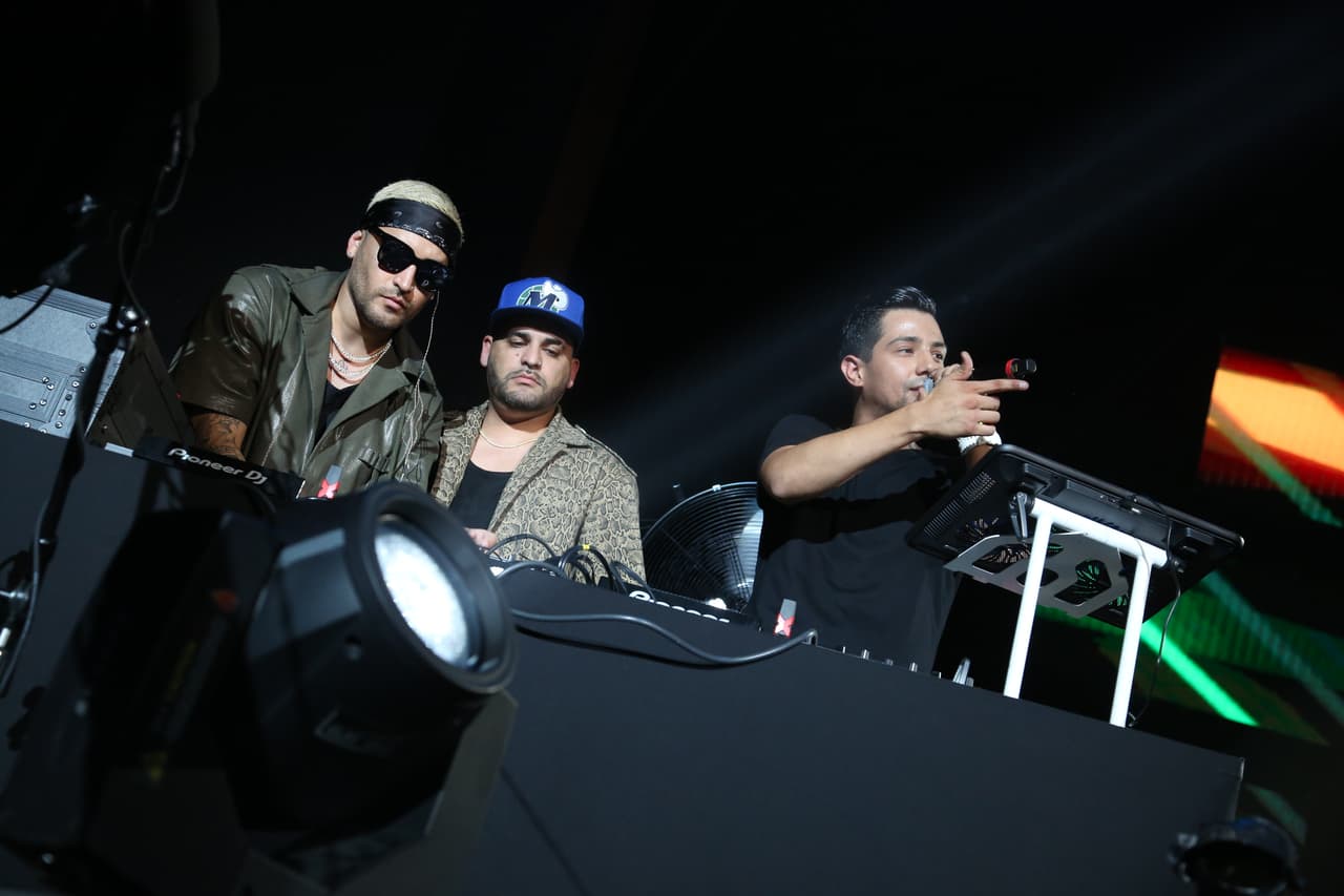 <b>Luis Coronel</b> sorprendió a todos cuando apareció junto a 
<b>Play-N-Skillz,</b> y cantó 'Tragos de amargo licor'.