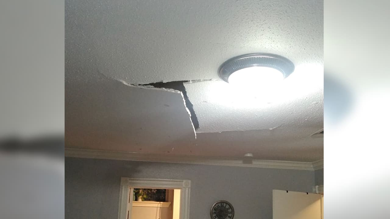 El Fhazer asegura que su vivienda sufrió varios destrozos. En esta imagen se observan daños en el techo interior.