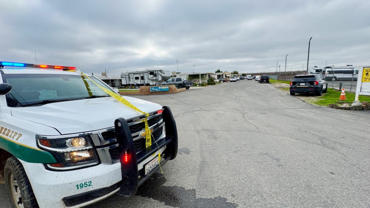 Joven hispano muere tras tiroteo en un parque de casas móviles en Fresno