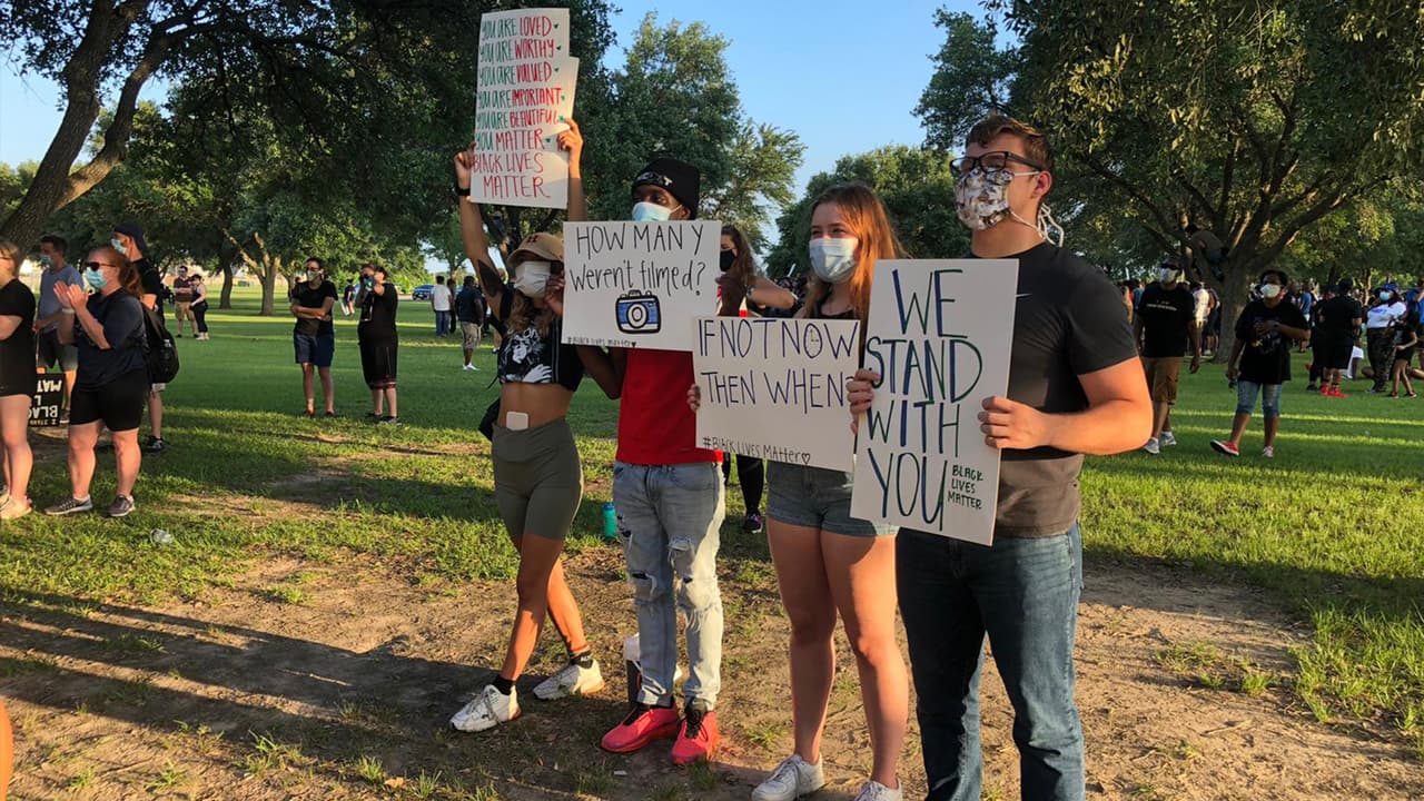 Un video que se hizo viral, muestra como un oficial de la policía de Minneapolis presiona su rodilla contra Floyd por 8 minutos y 46 segundos. El hecho ha producido una serie de protestas en todo el país.