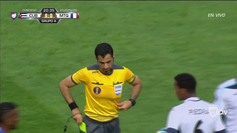 Tarjeta amarilla. El árbitro amonesta a Karel Espino de Cuba