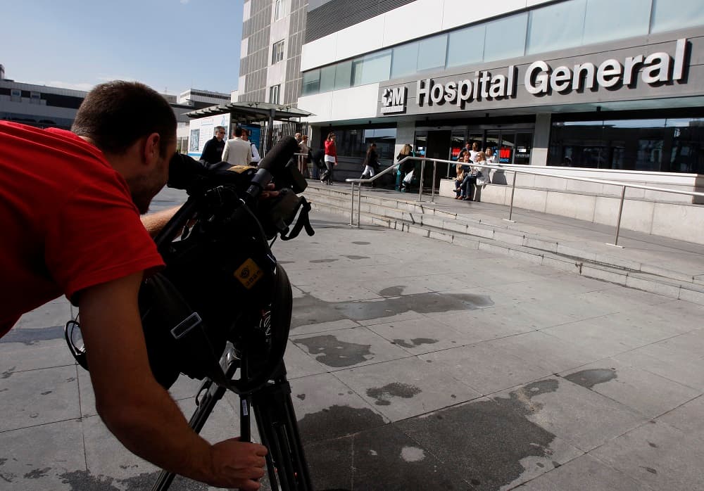 El misterioso caso de un cadáver en el ascensor de un hospital que nadie sabe quién es (ni cómo llegó allí)