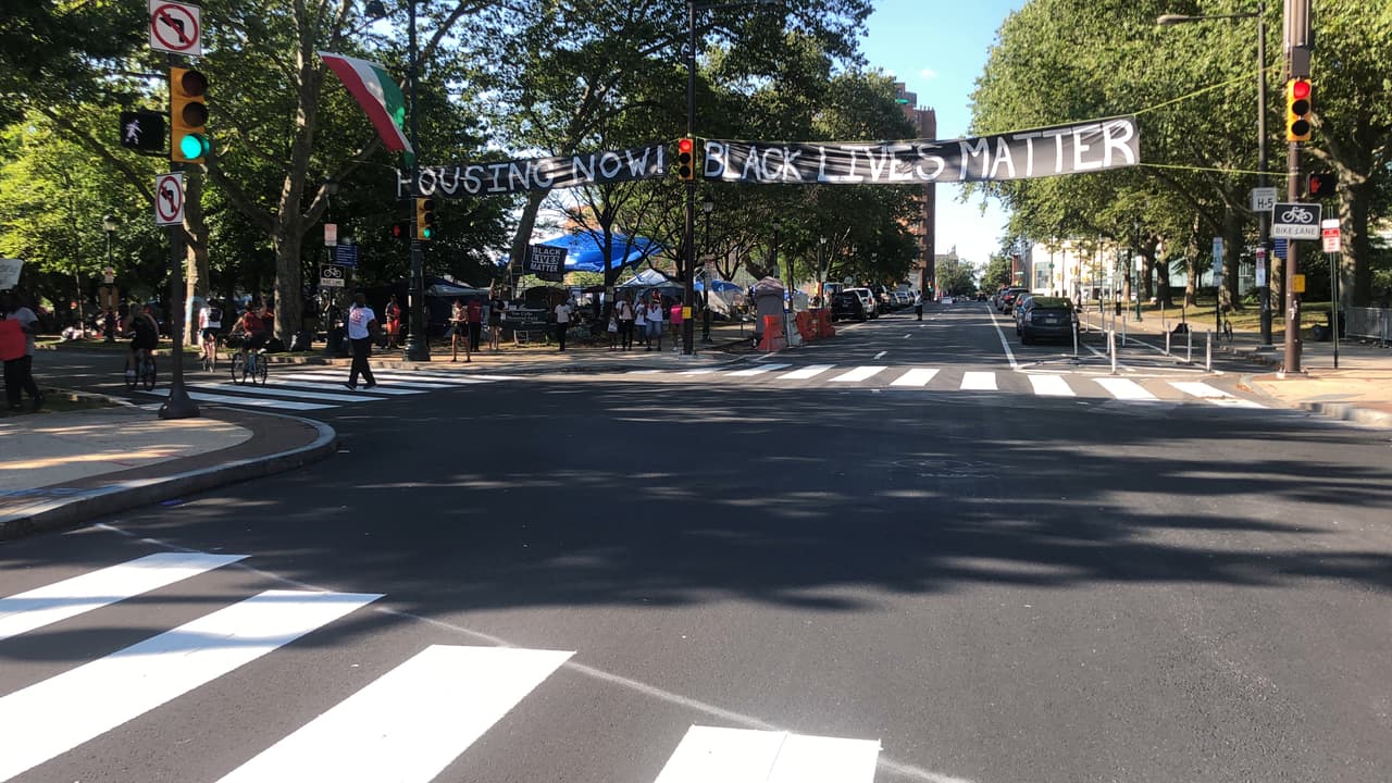 Donde se realizó una pausa frente al campamento improvisado que reclama acceso a la vivienda y que la ciudad ordenó su desalojo con fecha del 17 de julio.