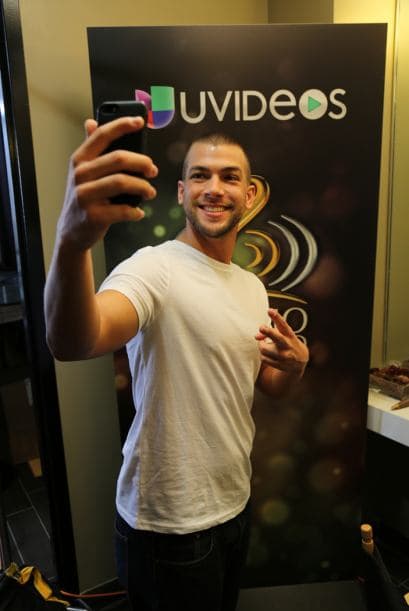 Carlos McConnie no deja las redes sociales en paz. ¡Le fascinan las selfies!