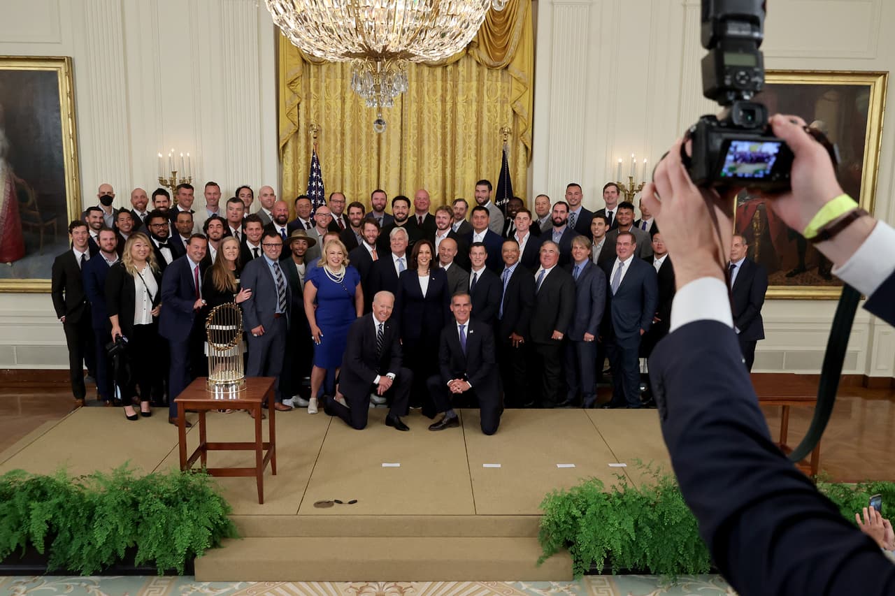 Con los mexicanos Víctor González y Julio Urías, los LA Dodgers visitaron al presidente de los Estados Unidos de América en la Casa Blanca luego de haber sido campeones en la temporada 2020 de la Major League Baseball.