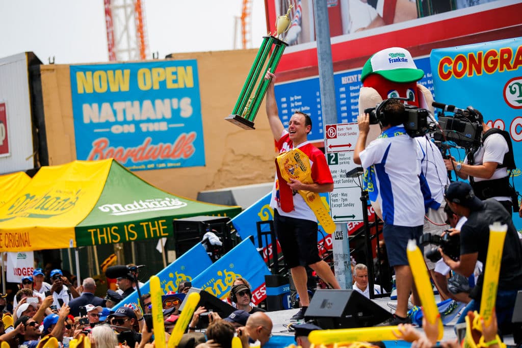 Chestnut rompió su propio récord, que estableció durante el concurso de 2017 cuando comió 72 hot dogs, 12 más que el segundo lugar.