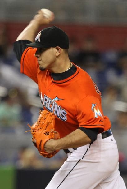 El pitcher de los Miami Marlins, José Fernández, se robó el show durante el esperado juego contra los muy calientes Los Angeles Dodgers, al dejar al jardinero Yasiel Puig 0-3 con un ponche y venciendo a los indomables Dodgers 6-2. Puig tuvo un fin de semana alegre, compartiendo con Lebron James y se paseó por el estadio de los Marlins ante 27,127 fanáticos, el tercer número mayor de asistentes en la temporada, pero terminó 0-5 con dos ponches. Fernández y Puig, ambos cubanos desertores, ambos novatos, en equipos distintos, podrían estar disputando el título del Novato del Año de las Grandes Ligas. Entra y Vota aquí por el mejor de los dos.