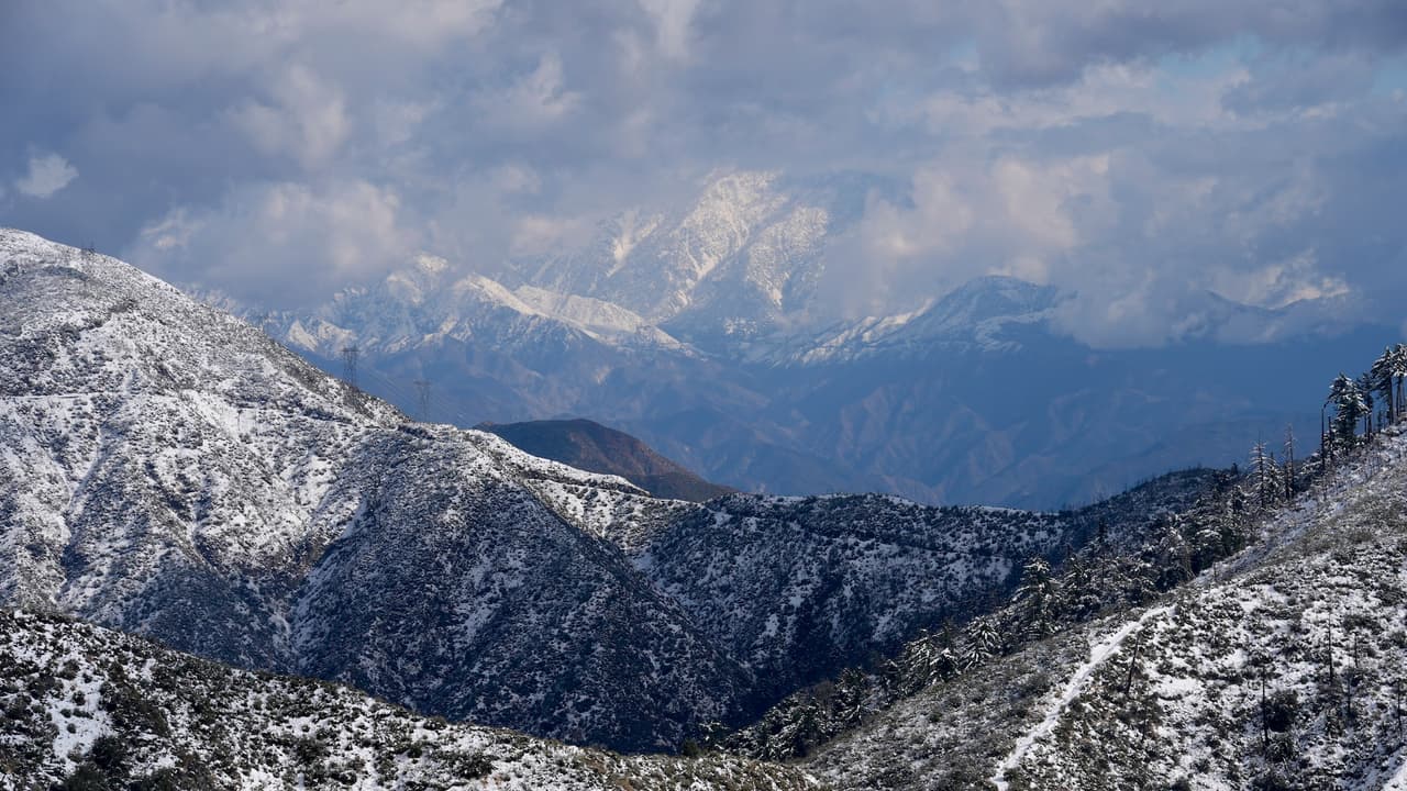 los condados de San Bernardino y Riverside recibieron hasta un pie de nieve