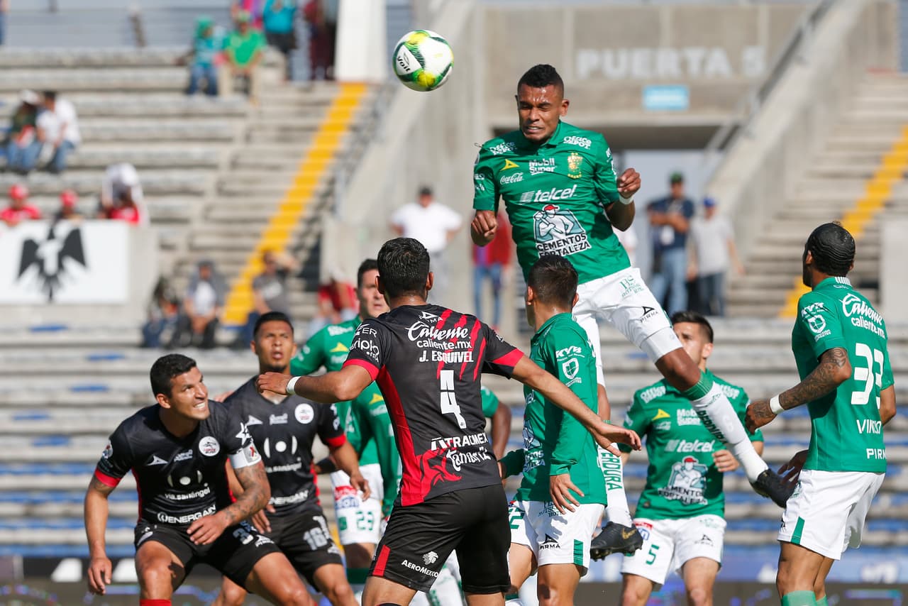 León llevó el peso del partido y buscó las opciones de gol, como con este cabezazo del colombiano William Tesillo.