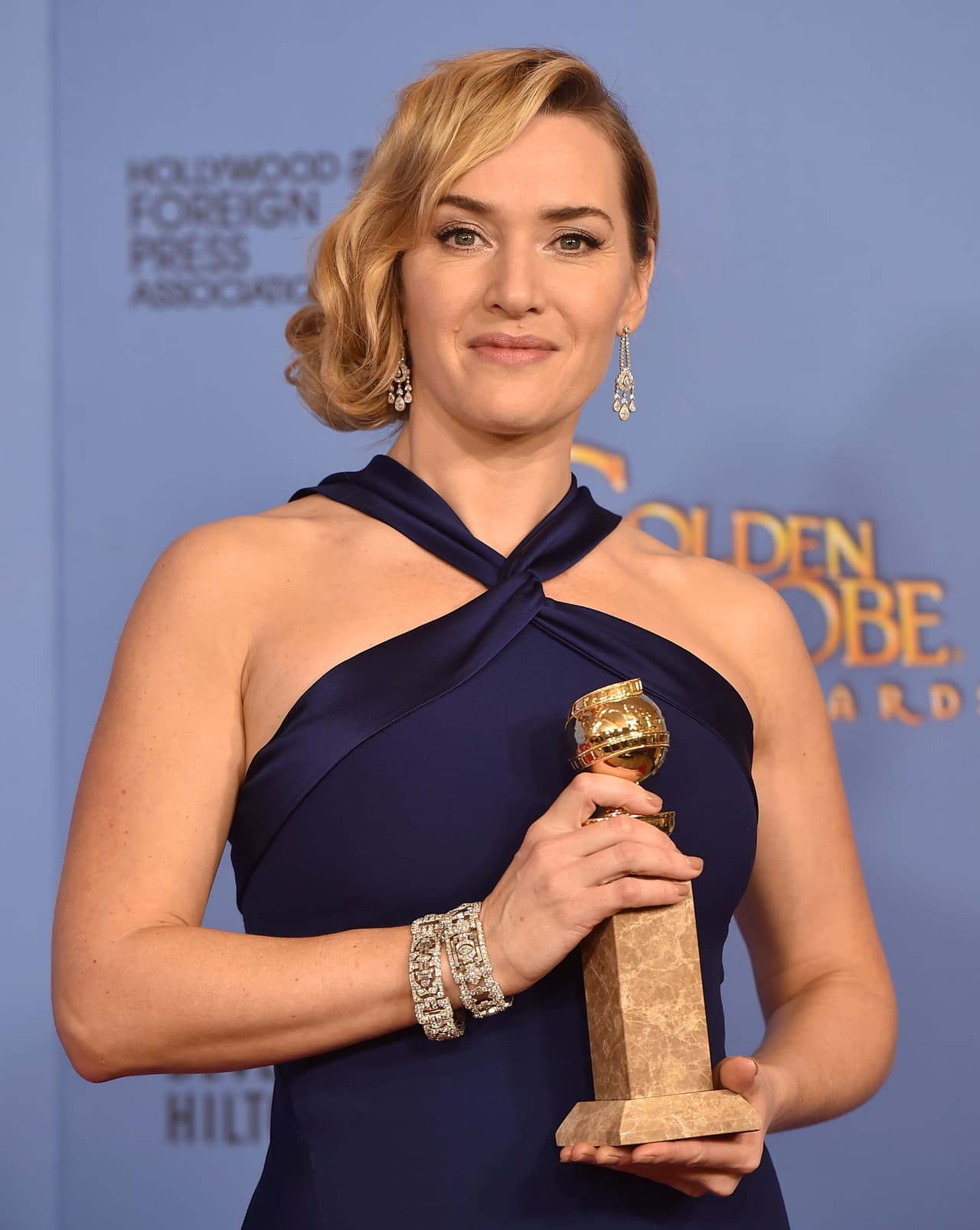 Kate Winslet posando en la sala de prensa con su nuevo Golden Globe.